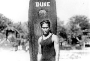 Duke Paoa Kahinu Mokoe Hulikohola Kahanamoku, detto The Big Kahuna (Uomo Molto Importante), bicampione olimpico e inventore del surf moderno