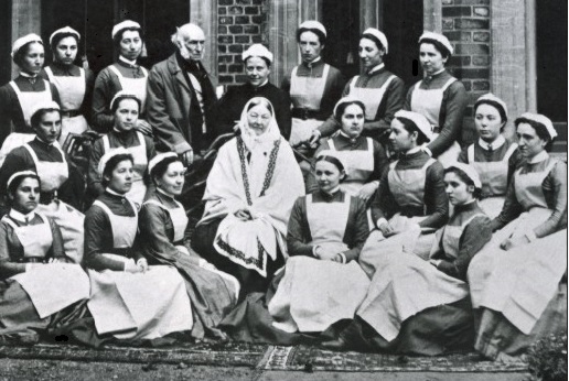 Una rara foto di Florence Nightingale circondata dalle "sue" infermiere al St. Thomas Hospital di Londra