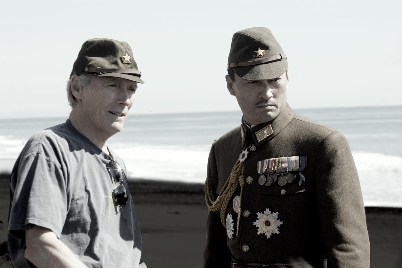 Clint Eastwood e Tsuyoshi Ihara (l'interprete di Takeishi Nishi) sul set di lettere da Ivo Jima