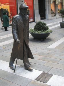 La statua di Umberto Saba a Via Dante a Trieste