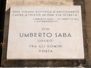 La targa commemorativa della Libreria a Via San Nicolò