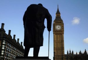 La statua di Churchill sotto il Parlamento a Londra
