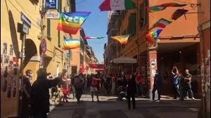 25 aprile: tanta gente in strada, tante bandiere rosse, nessuna mascherina