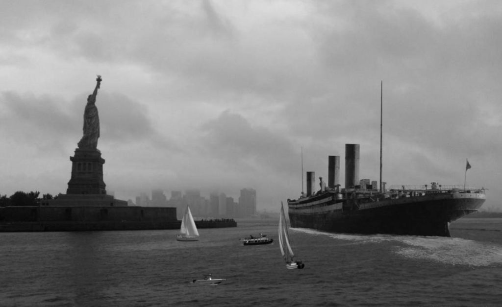 La suggestiva scena dell'arrivo del Titanic a New York, dal film Raise the Titanic!