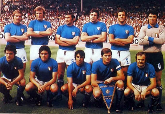 Italia 1974, da sinistra in alto: Beneti, G. Morini, Burgnich, Chinaglia, Spinosi, Zoff; accosciati: Capello, Causio, Anastasi, Facchetti, S. Mazzola.