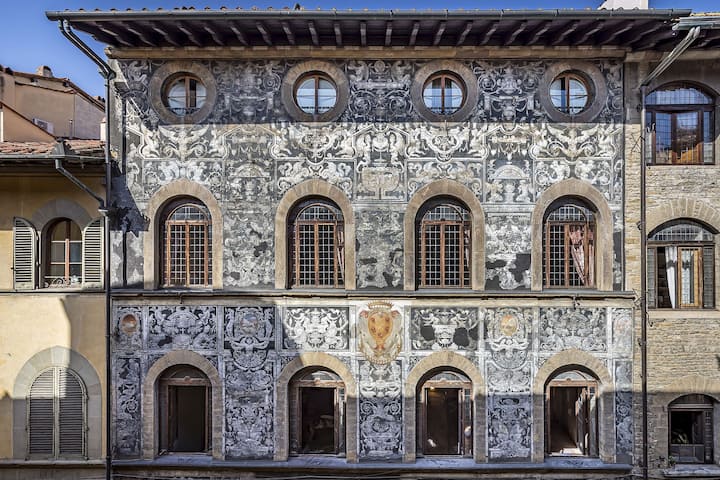 Il palazzo dello scandalo, al numero 26 di Via Maggio nel quartiere di Oltrarno a Firenze. Donato dal Granduca Cosimo alla sua amante Bianca, a due passi da Palazzo pitti.