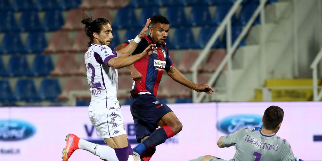 CROTONE, ITALY - MAY 22: Walter Junior Messias of Crotone competes for the ball with Pietro Terracciano of Fiorentina during the Serie A match between FC Crotone at Stadio Comunale Ezio Scida on May 22, 2021 in Crotone, Italy. Sporting stadiums around Italy remain under strict restrictions due to the Coronavirus Pandemic as Government social distancing laws prohibit fans inside venues resulting in games being played behind closed doors (Photo by Maurizio Lagana/Getty Images)