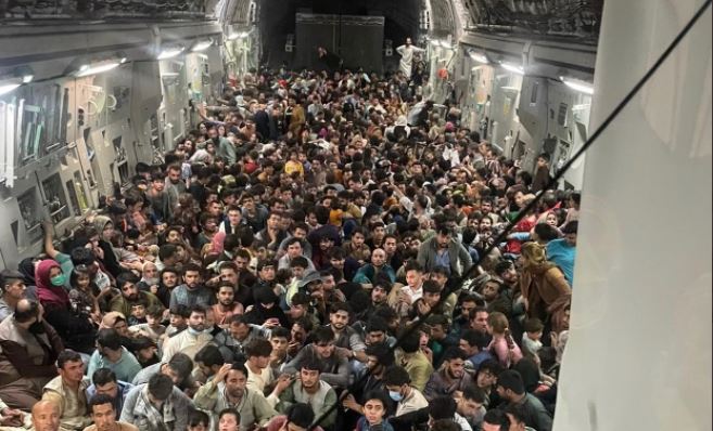 Afghani in fuga stipati nella pancia di un C17 americano