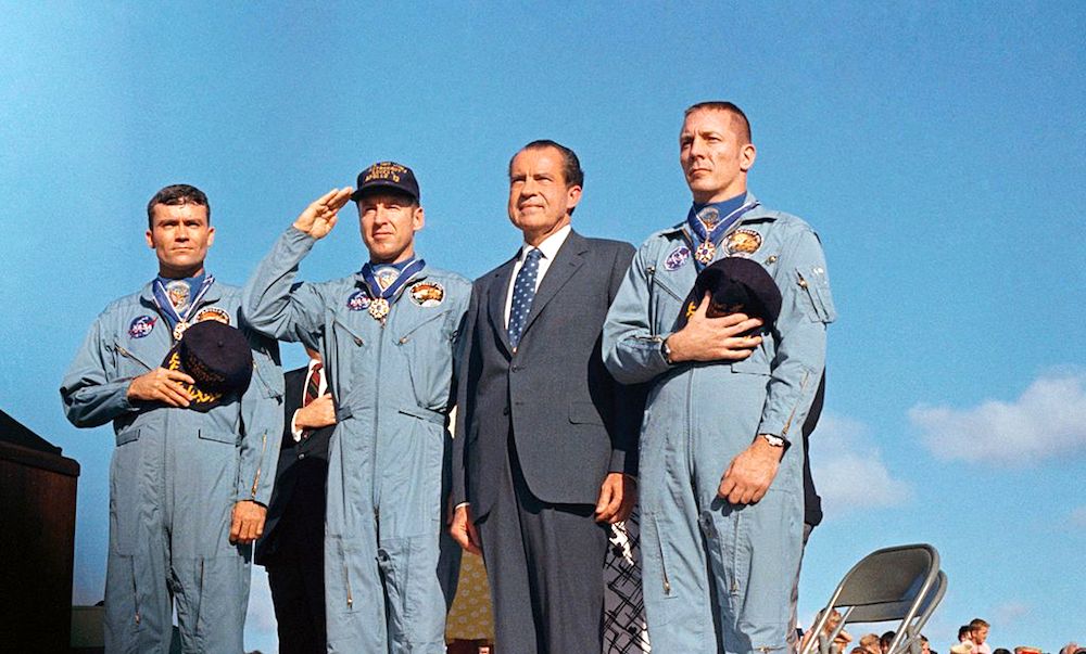 Richard Nixon conferisce all'equipaggio dell'Apollo 13 la Medaglia della Libertà