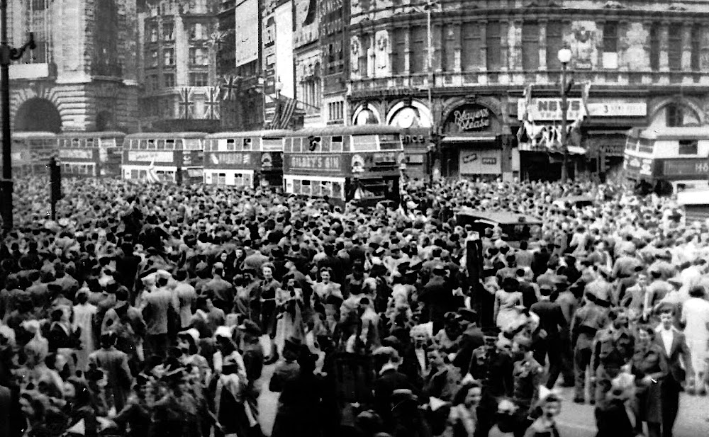 Londra, Piccadilly Circus, 8 maggio 1945, Victory in Europe Day